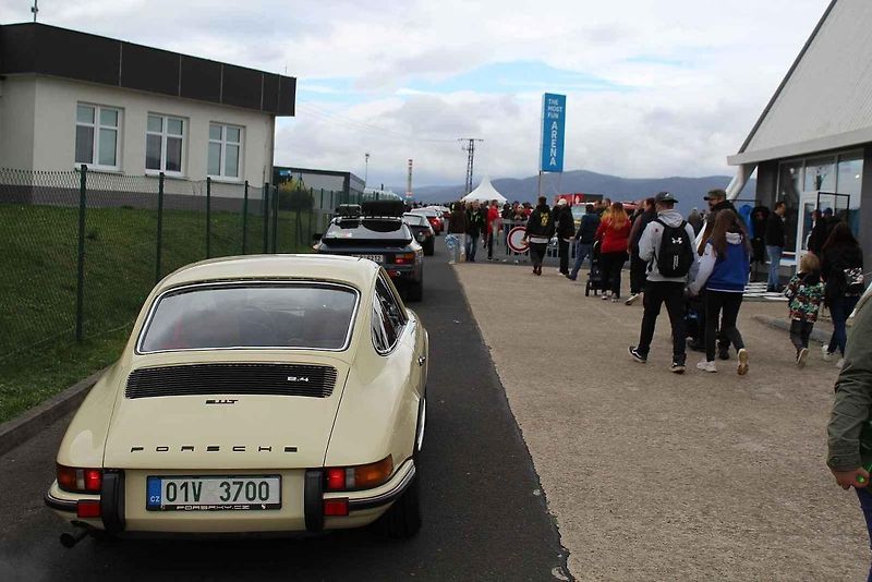 Na Autodromu Most byl motoristický festival The Most Classic. Na snímku je vystavené Porsche 911.