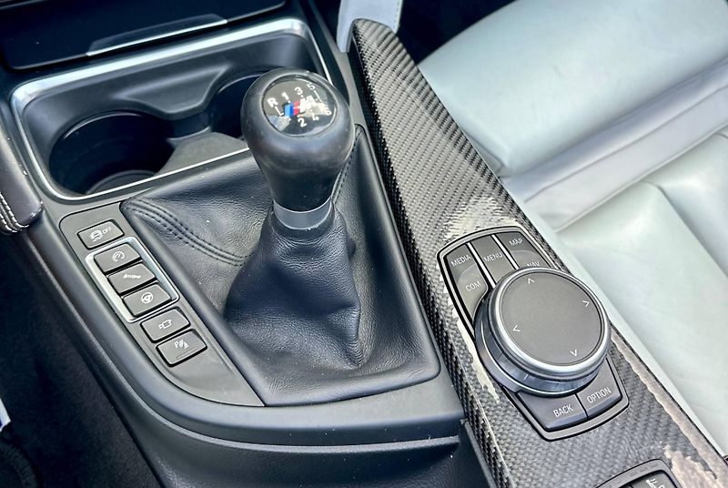 BMW M4 (2017) F83 3.0 317 KW 101TKM MANUAL  - fotka 26 z 35