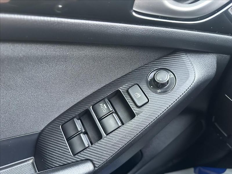 Mazda 3 2,0 121kw G165 TOP - fotka 19 z 22