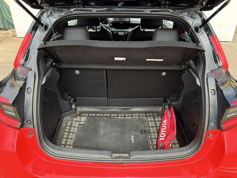 Toyota Yaris 1.5 HSD e-CVT Premier Edition - fotka 12 z 23