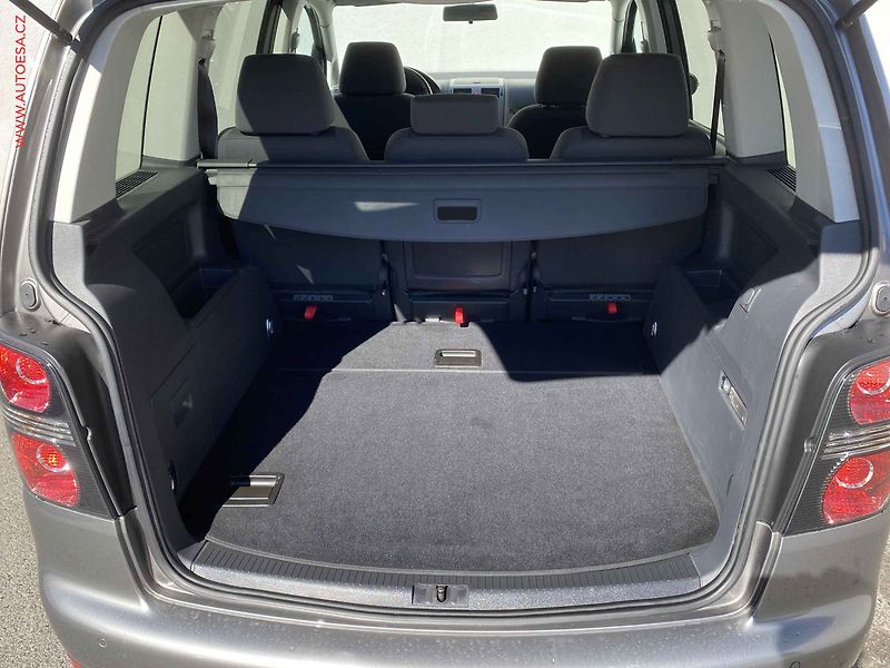 Volkswagen Touran (2010) 1.6i, Freestyle, navi - fotka 7 z 17