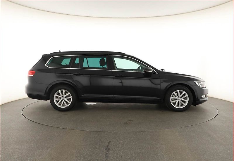Volkswagen Passat (2016) 2.0 TDI, Automat, Navi - fotka 6 z 17