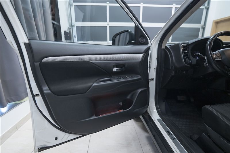 Mitsubishi Outlander 2,0 MIVEC AWD AT INTENSE ČR - fotka 13 z 33