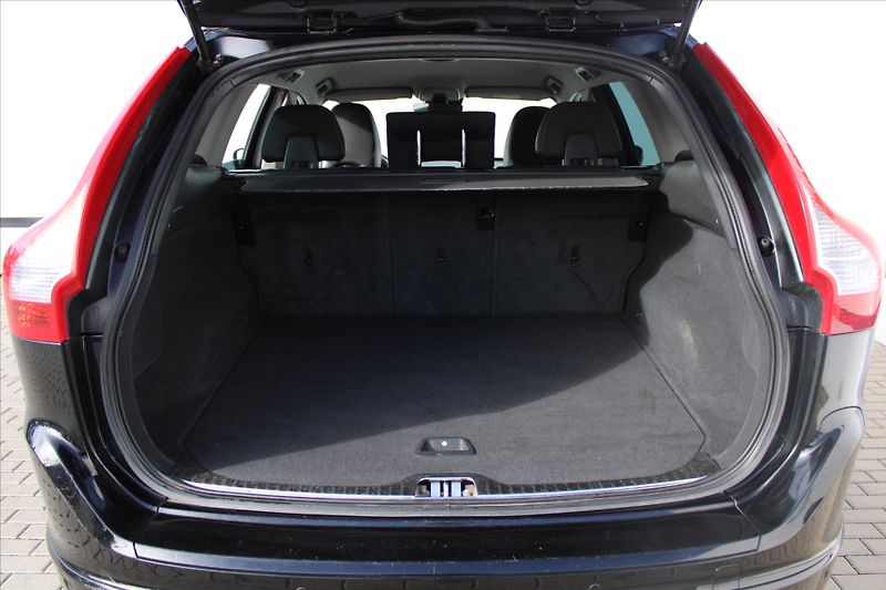 Volvo XC60 2.4D 140kW AWD SERVIS. KN. ČR - fotka 11 z 21