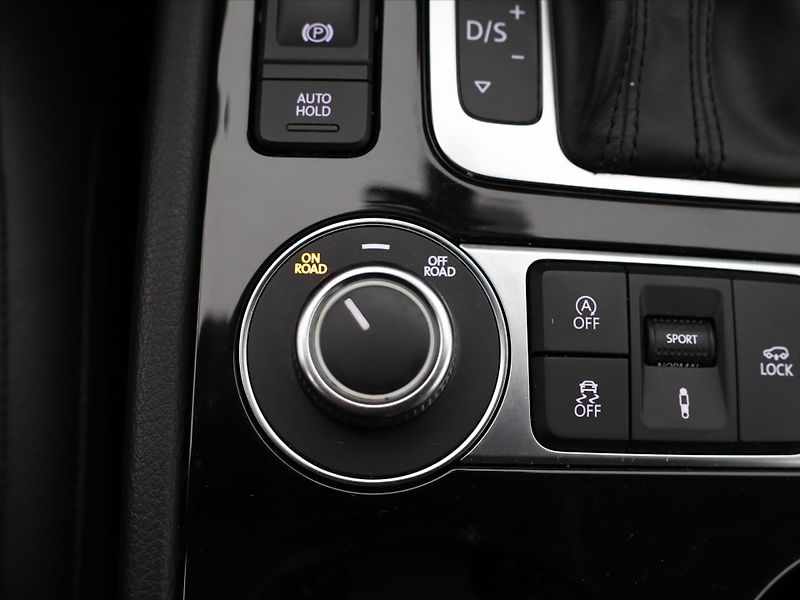 Volkswagen Touareg 3,0 TDI DSG 4M Exclusive 1.Maj - fotka 26 z 37