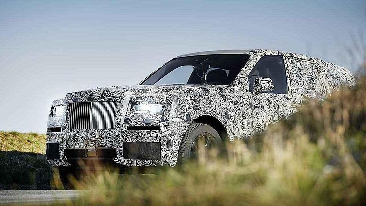 Maskovaný prototyp SUV Rolls-Royce Cullinan.