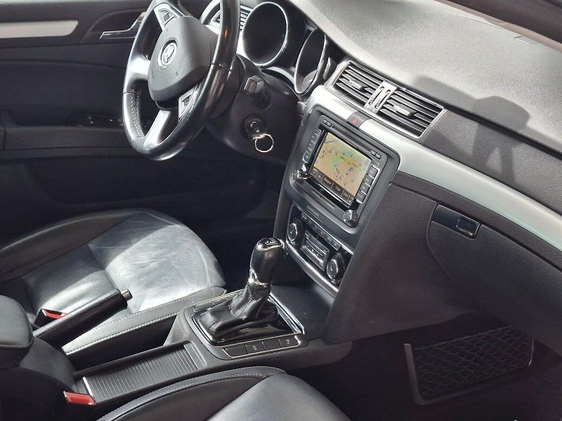 Škoda Superb (2013) combi  ELEGANCE L4 103/2,0 DSG - fotka 12 z 26