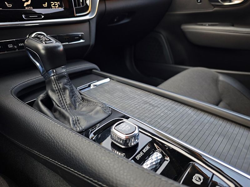 Volvo V90 (2019) 2.0 D4 Momentum 140kW 8AT - fotka 29 z 43