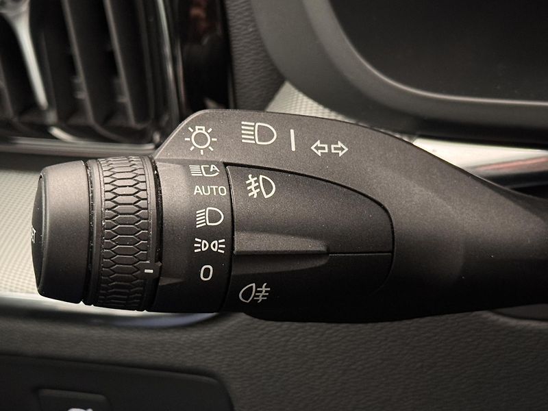 Volvo XC60 B5 AWD PLUS DARK CZ 1.maj - fotka 27 z 44