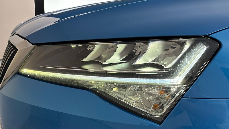Škoda Superb 2.0 TDI Ambition Combi - fotka 18 z 24