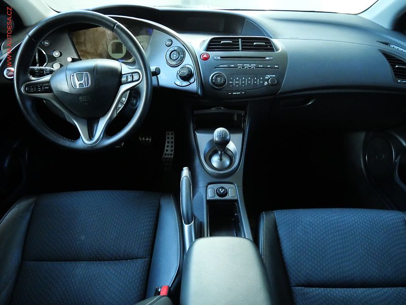 Honda Civic (2010) 1.8 i-VTEC, AC, park.čidla - fotka 8 z 20