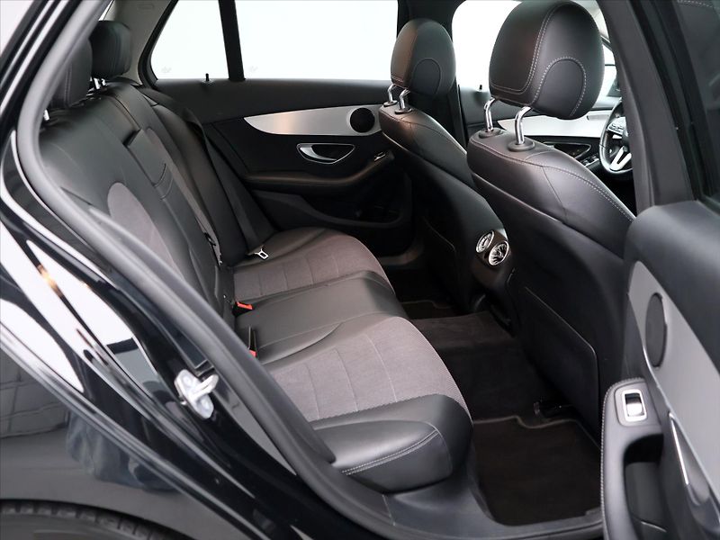 Mercedes-Benz Třídy C 2.0 220d 143kW Aut. LED - fotka 12 z 37