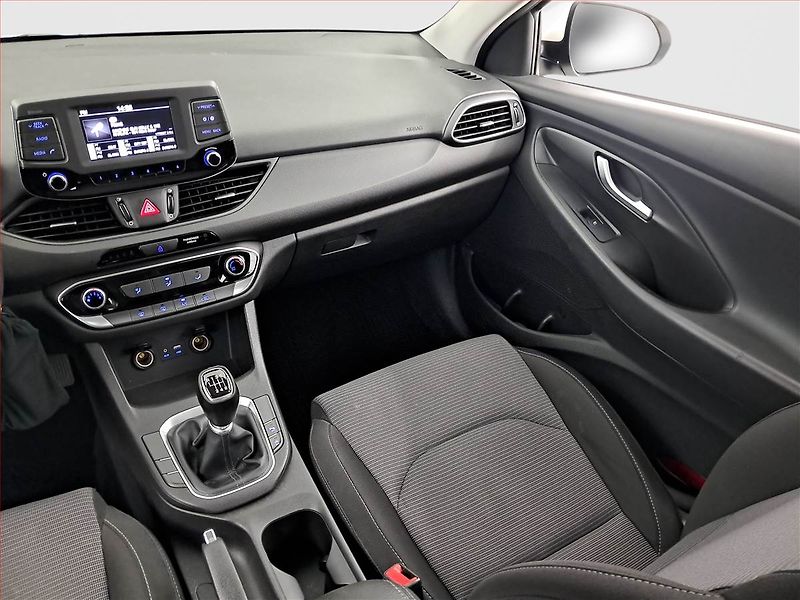 Hyundai i30 (2017) 1.0 T-GDI, Tempomat - fotka 8 z 19