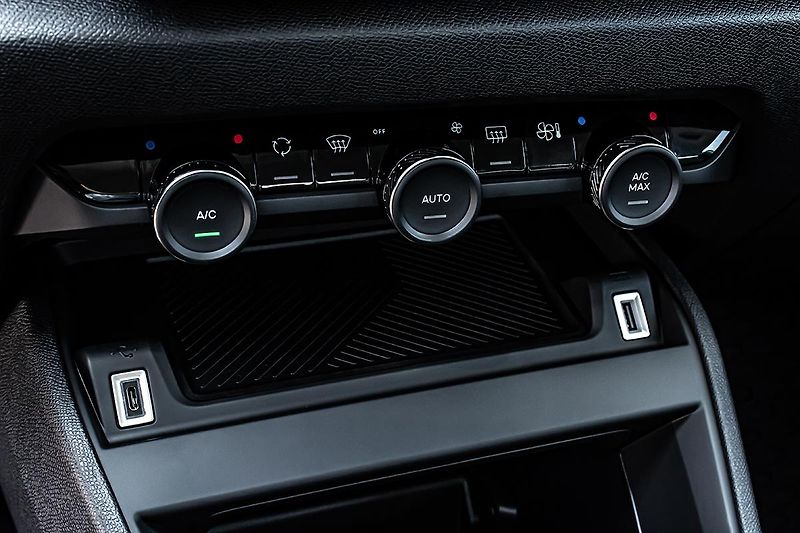 Citroën C4 (2026) 1,2 YOU Hybrid 110k Automat - fotka 14 z 17