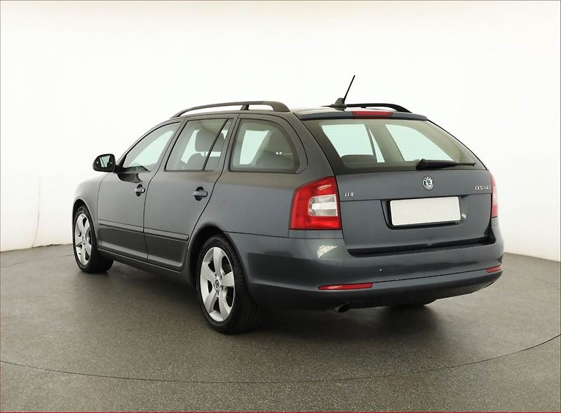 Škoda Octavia (2011) Ambiente 1.6 TDI, Automat - fotka 4 z 14