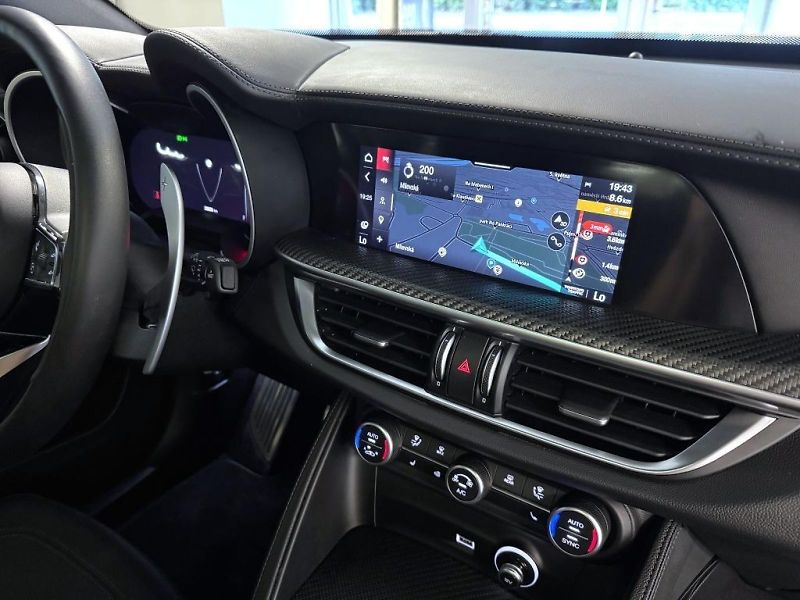 Alfa Romeo Stelvio (2025) 2.9 V6 BiTurbo 520k QV Carbon - fotka 14 z 28