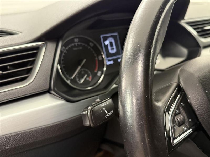 Škoda Superb 2,0 TDI ČR DSG NAVI CARPLAY - fotka 19 z 35