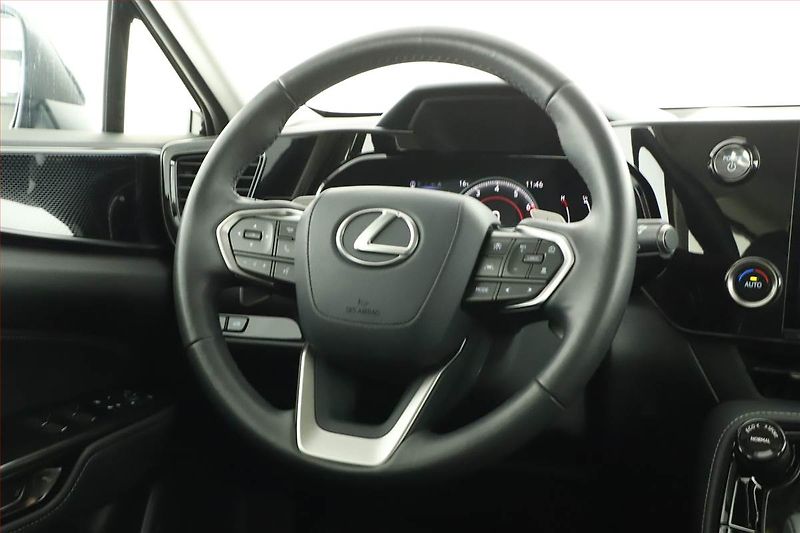 Lexus NX 200t (2024) 350h - fotka 8 z 16