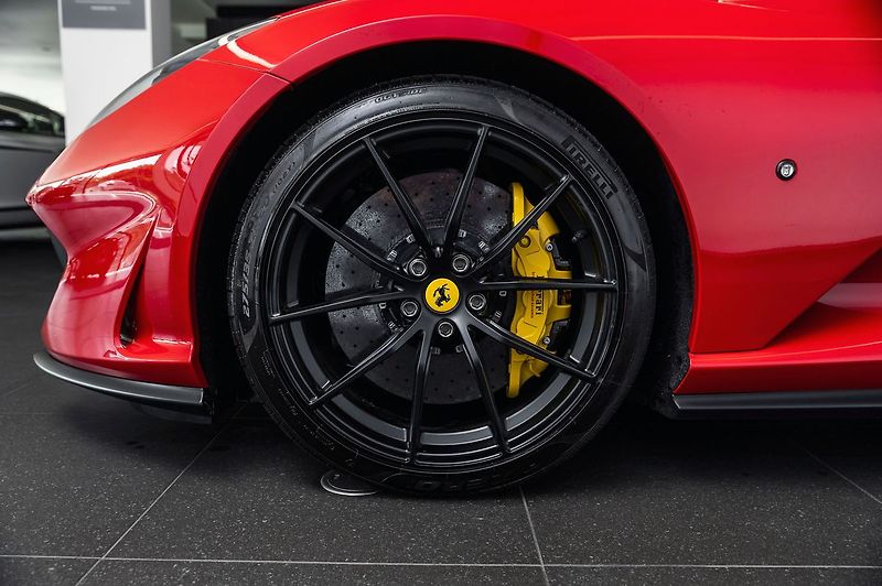 Ferrari 812 Superfast - fotka 10 z 22