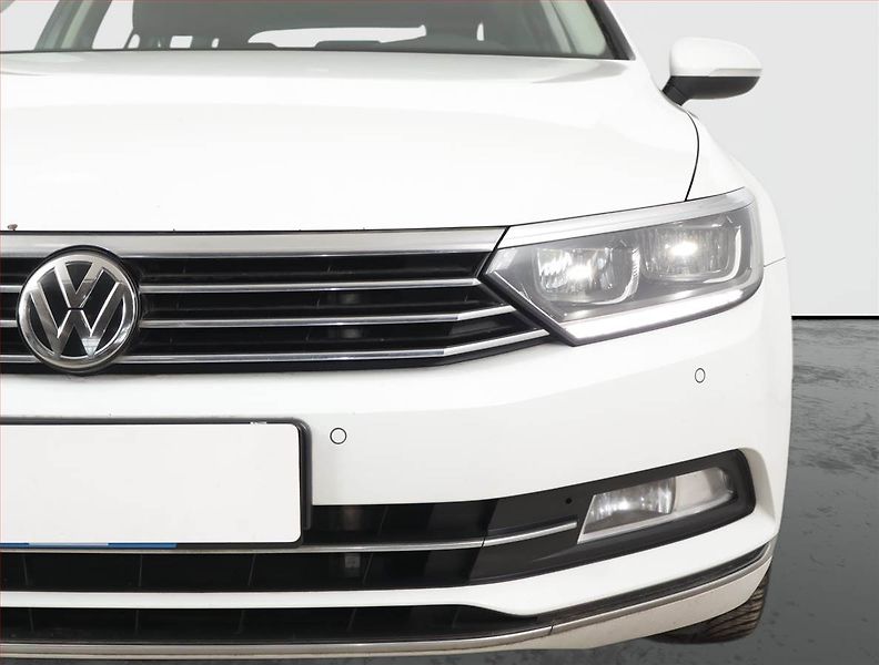 Volkswagen Passat (2017) Highline 2.0 TDI, Serv.kniha - fotka 16 z 20