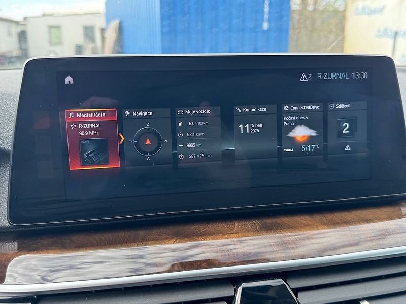 BMW Řada 5 (2017) 520d xdrive Sportline kombi - fotka 15 z 50