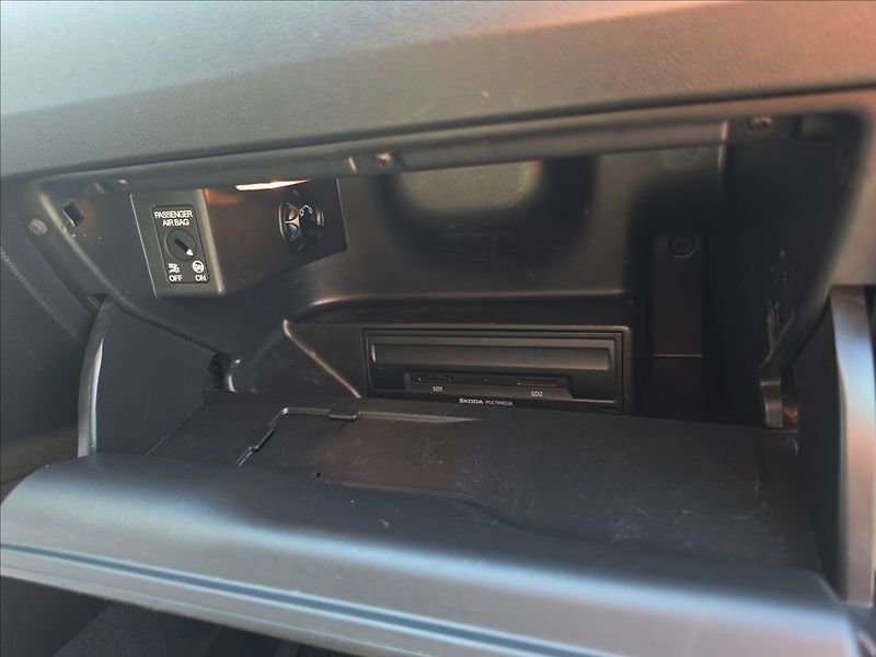 Škoda Rapid 1,0 TSi 70KW Drive NAVI ALU - fotka 33 z 40