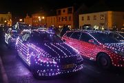 Auta svítící jako vánoční stromečky projela jižním Plzeňskem pro dobrou věc.