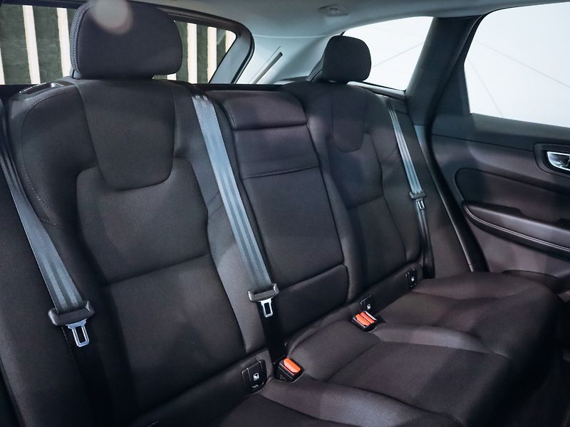 Volvo XC60 B4 AWD Momentum Pro - fotka 27 z 28