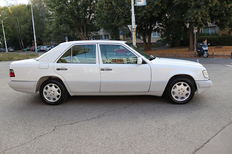 Mercedes-Benz 124 W124 320 E Sedan (1993) - fotka 11 z 32
