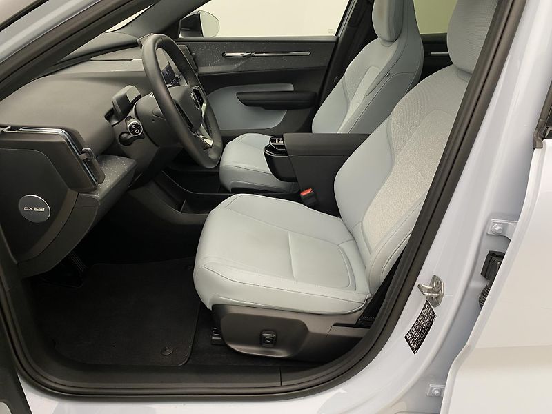 Volvo EX30 TWIN AWD ULTRA CZ 1.maj. - fotka 3 z 66