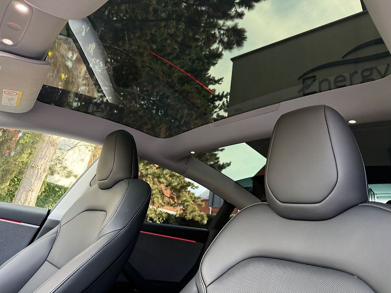 Tesla Model 3 Standart Range Premium - fotka 13 z 37