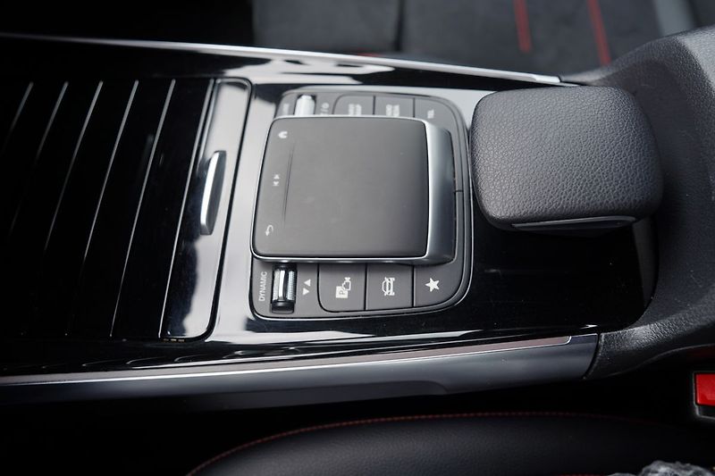 Mercedes-Benz GLB 200d 4Matic/AMG/AT/150 PS/Led - fotka 46 z 50