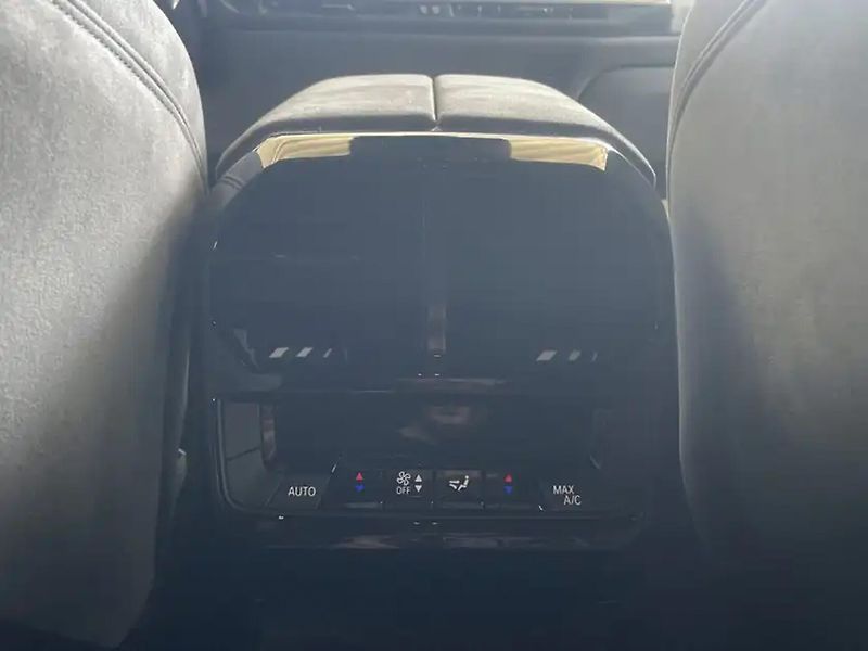 BMW iX xDrive45 M-Sport HuD H/K Taž - fotka 10 z 10