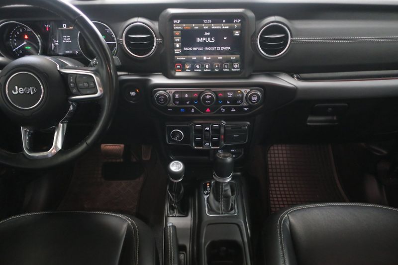 Jeep Wrangler (2022) 2.0 4xe PHEV Unlimited Sahara - fotka 25 z 50