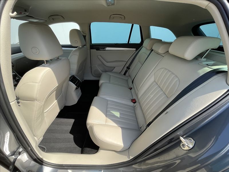Škoda Superb 2,0 TSI 4x4 Combi L&K WEBA - fotka 16 z 24