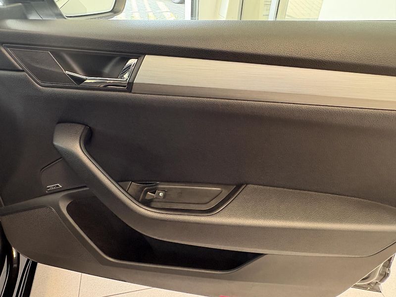 Škoda Superb Combi 1.6 TDI STYLE 88 kW M6F - fotka 29 z 30
