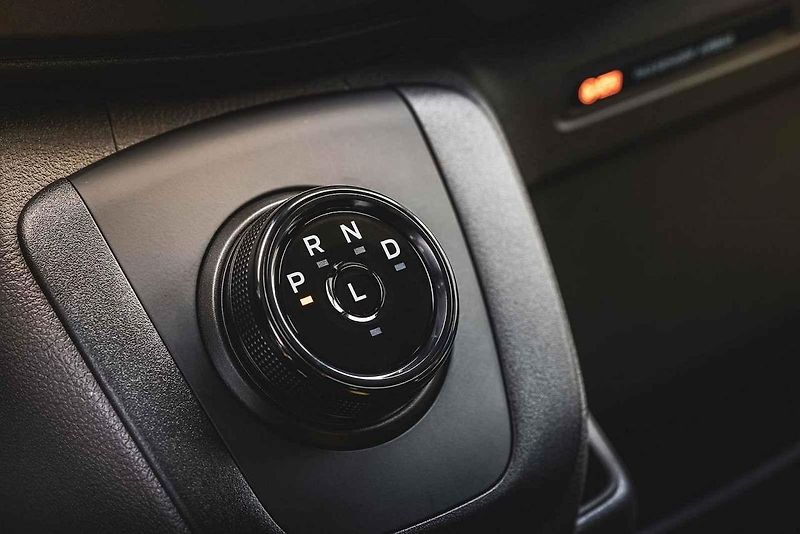 Testovaný Ford-E Transit působil mezi žlutými dodávkami jako stříbrná vrána