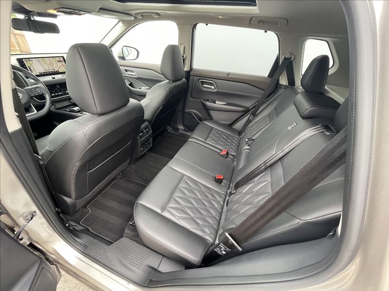 Nissan X-Trail 1,5 e-POWER e-FORCE AWD TEKNA+ - fotka 17 z 24
