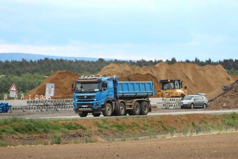 Dokončování dálničního úseku D55 u Bzence v závěru května 2025.