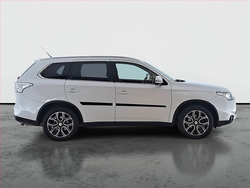 Mitsubishi Outlander (2016) 2.2 DI-D, 4X4, 7 míst, ČR - fotka 6 z 20