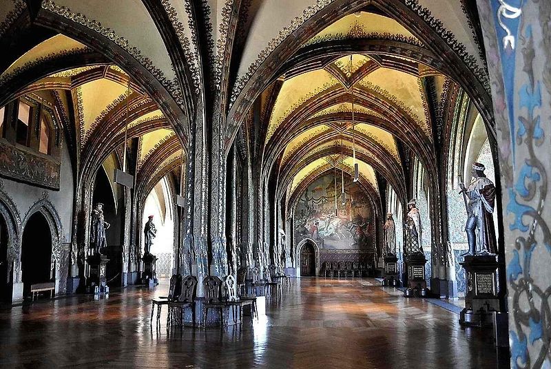 Německý hrad Albrechtsburg lze charakterizovat jako spojení impozantní středověké pevnosti a renesančního paláce.