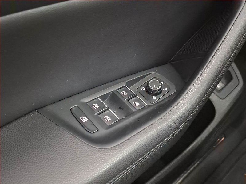 Volkswagen Passat (2018) R-Line 2.0 TDI, Kůže, Tempomat - fotka 18 z 19