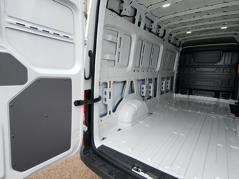 Volkswagen Crafter (2025) Skříň 35 103kW 6G FWD DR - fotka 8 z 25