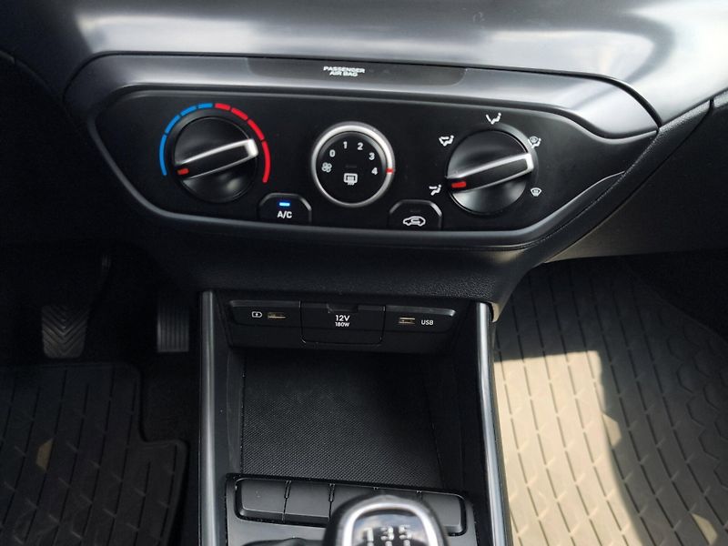 Hyundai i20 (2022) 1.2i 62kW, ČR, 1. Maj., Serv. - fotka 17 z 21