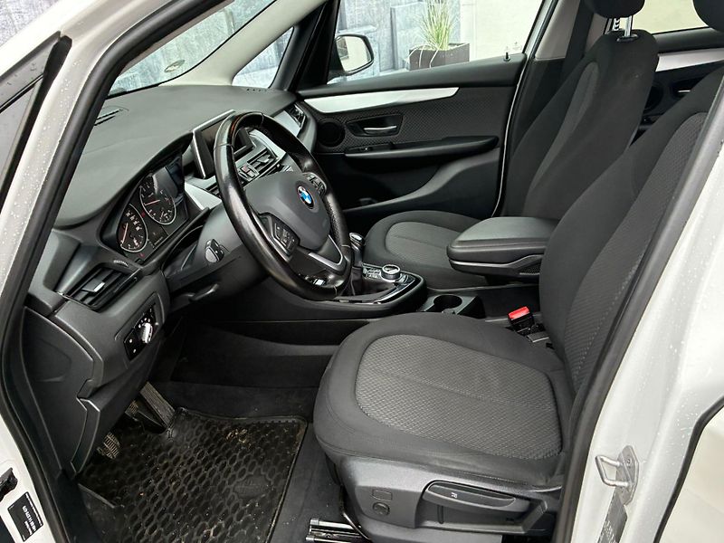 BMW Řada 2 (2017) 220i GT, 141KW, 7 MÍST - fotka 21 z 25