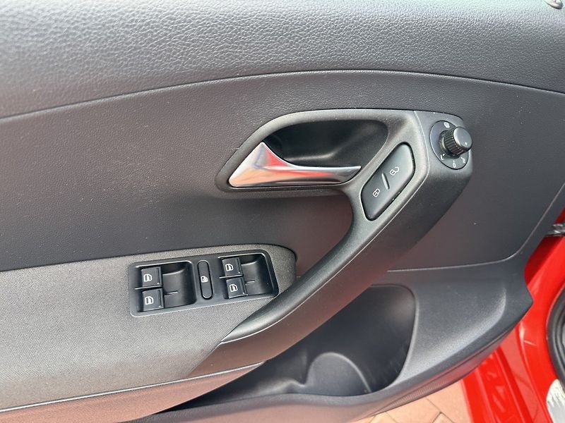 Volkswagen Polo (2011) 1.4i Style Klima Panorama - fotka 28 z 48