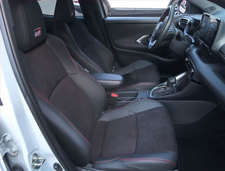 Toyota Yaris (2023) 1.5 VVT-i Hybrid - fotka 9 z 16
