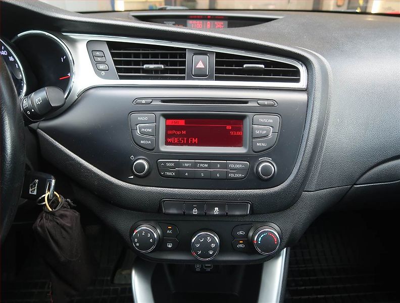Kia Ceed (2016) 1.4 CVVT, Tempomat - fotka 12 z 16