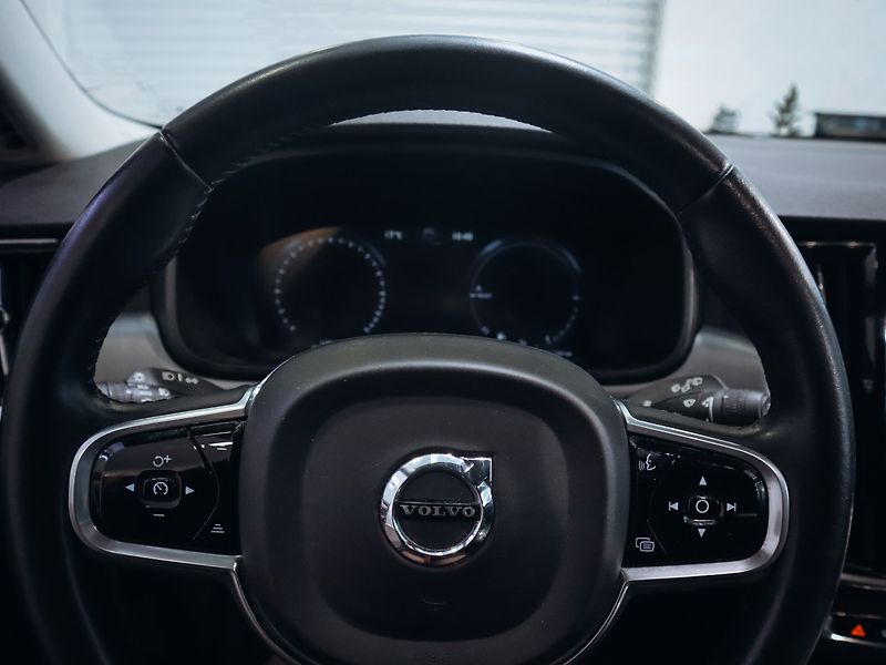 Volvo V90 2.0 T8 AWD Momentum - EL SPZ - fotka 20 z 24
