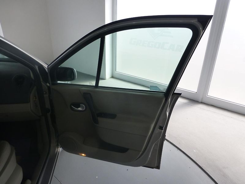 Renault Scénic (2006) 1,6 16V*STŘEŠNÍ NOSIČE**KLIMA* - fotka 17 z 26
